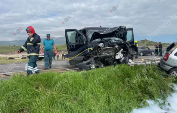 Крупное ДТП в Апаране: 1 человек погиб, еще 12 пострадали