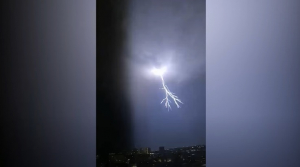 Ուժգին կայծակ` Երևանի երկնքում