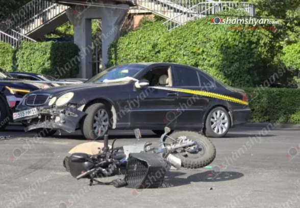 Երևանում բախվել են «Mercedes»-ն ու մոտոցիկլը. մոտոցիկլավարն ու ուղևորը, ովքեր մայր ու անչափահաս որդի են, տեղափոխվել են հիվանդանոց