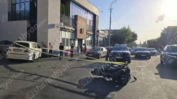 Երևանում բախվել են «Toyota»-ն ու մոտոցիկլը. «Toyota»-ն բախվել է «Nissan»-ին, մոտոցիկլն էլ կողաշրջվել է. կա վիրավոր