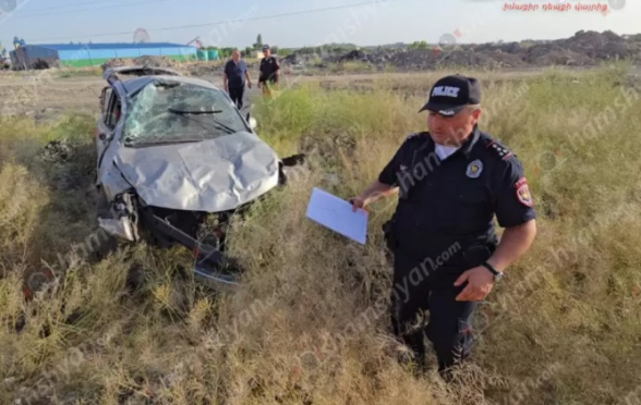 Երևանում Nissan-ը Մոնթե Մելքոնյան փողոցում դուրս է եկել երթևեկելի գոտուց և հայտնվել դաշտում