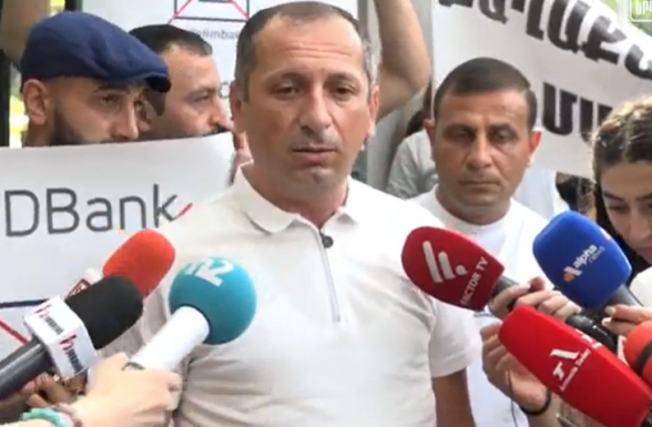 Բանկային խարդախության զոհ դարձած քաղաքացիներն ԱԺ-ի դիմաց ակցիա են իրականացնում (տեսանյութ)