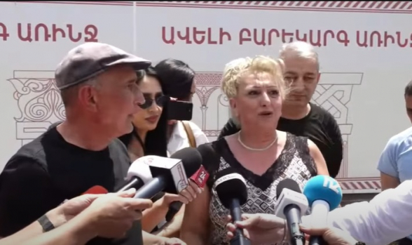 «Мы против строительства здания»: жители Аринджа перекрыли дорогу (видео)