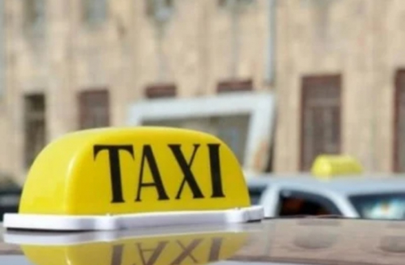 Տաքսու վարորդը հափշտակել է ուղևորի հեռախոսը և փորձել հեռանալ, այդ ընթացքում մեքենայի դուռը բռնած կինն ընկել է գետնին՝ ստանալով վնասվածքներ