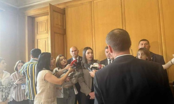 Արփինե Սարգսյանը իրեն շրջապատել է ախրանայով․ «Հրապարակ»