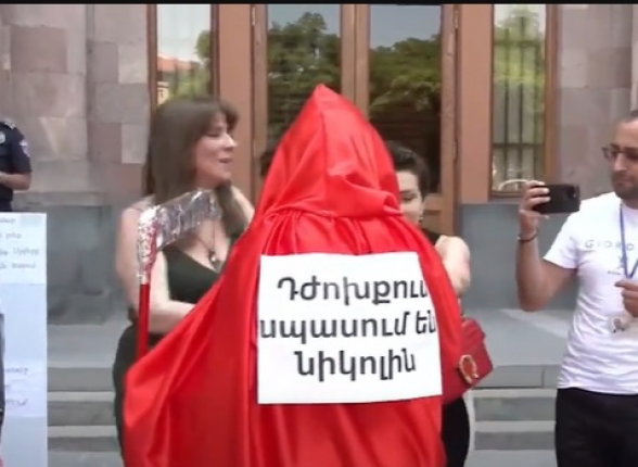 «Դժոխքում սպասում են Նիկոլին»․ ակցիա կառավարության շենքի մոտ
