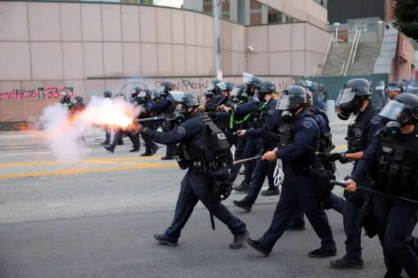 В США мобилизуют нацгвардейцев в связи с беспорядками из-за действий в отношении нелегалов