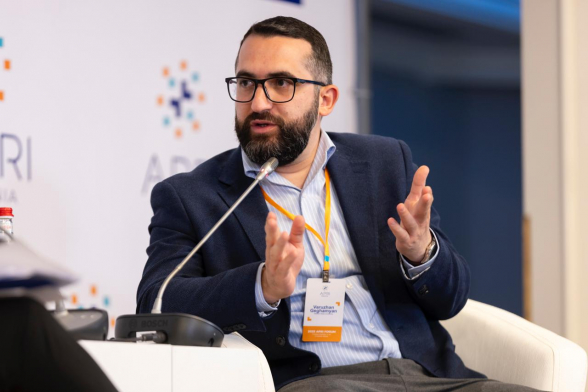 Мир готовится к войне, а в Армении сегодня просто четверг