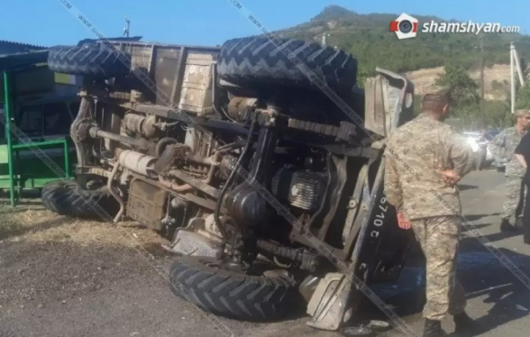 Սպիտակ-Գյումրի ավտոճանապարհին ՊՆ ավտոմեքենան դուրս է եկել երթևեկելի գոտուց և կողաշրջվել