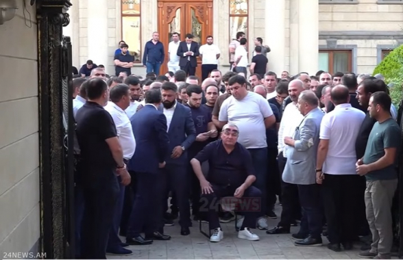 Նիկոլը թող ամաչի՝ ինչ բառ ա օգտագործել, ես իր մակարդակի մարդ չեմ, որ իր հետ իր լեզվով խոսեմ. Կարեն Կարապետյան (տեսանյութ)