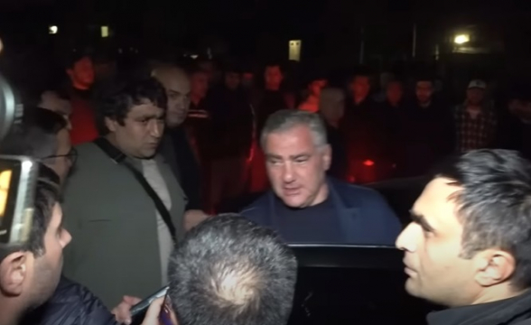 Սամվել Կարապետյանը, փոխոստիկանապետի ուղեկցությամբ, դուրս է եկել տնից․ նա Քննչական կոմիտեում է (տեսանյութ)