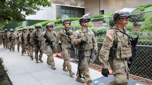 Пентагон направил 2 тыс. нацгвардейцев в Лос-Анджелес на фоне протестов