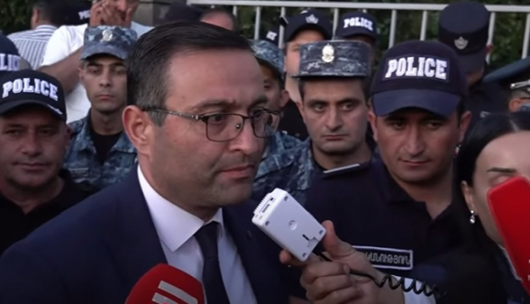 Դատարանը հեռացել է խորհրդակցական սենյակ՝ որոշելու Սամվել Կարապետյանի խափանման միջոցը (տեսանյութ)