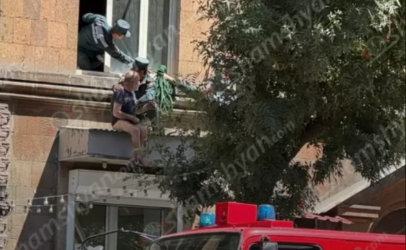 Երևանում փրկարարները 60-ամյա տղամարդուն, ով նստել էր խանութի ծածկին, տեղափոխել են բնակարան
