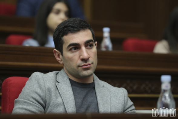 Լևոն Քոչարյանին Զվարթնոց օդանավակայանում ԱԱԾ սահմանապահն, առանց որևէ բացատրության, 30 րոպե չի թողել սահմանը հատել