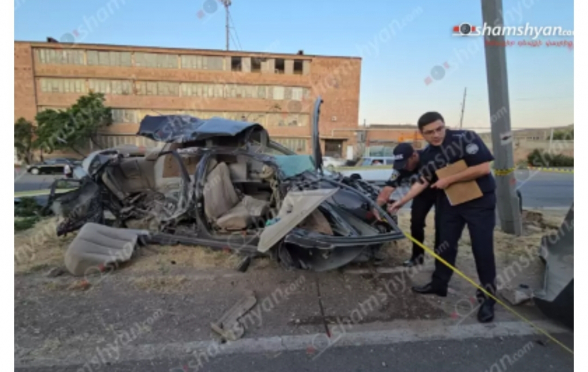 Երևան- Աշտարակ ճանապարհին Nissan-ը բախվել է էլեկտրասյանը․ կա 1 զոհ, 2 վիրավոր․ ավտոմեքենան վերածվել է մետաղե ջարդոնի