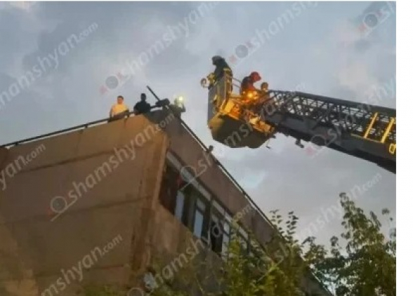 Շենգավիթում 26-ամյա երիտասարդը տանիք է բարձրացել և սպառնացել ցած նետվել