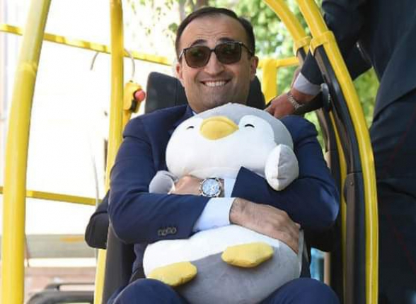 Կառավարության մոտ քաշել են Արսեն Թորոսյանի օձիքից. ՔՊ պատգամավորը փախել է․ «Ժողովուրդ»