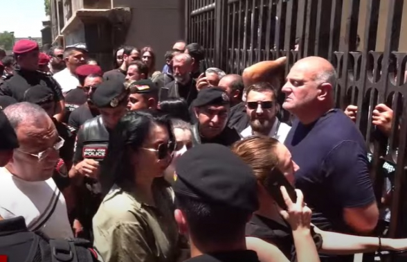 Представители движения «Мать Армения» также находятся в Первопрестольном Святом Эчмиадзине (прямой эфир)