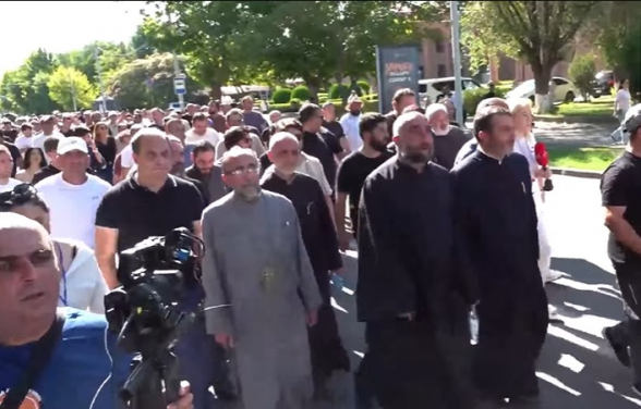 СНБ пыталась задержать в Первопрестольном Эчмиадзине Микаела Србазана: он направляется в Следственный комитет (видео)