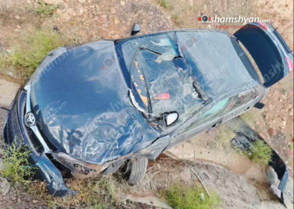 Արթիկի քաղաքապետի որդին «Toyota Camry»-ով դուրս է եկել երթևեկելի գոտուց, բախվել հողաթմբին և կողաշրջվել․ անչափահաս վիրավորը տեղափոխվել է հիվանդանոց