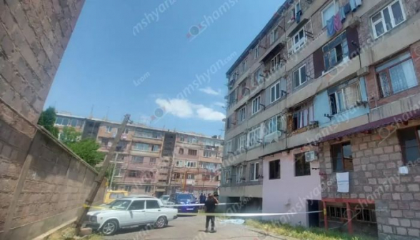 Նոր Հաճնի շենքերից մեկի բակում հայտնաբերվել է մաhացած կին