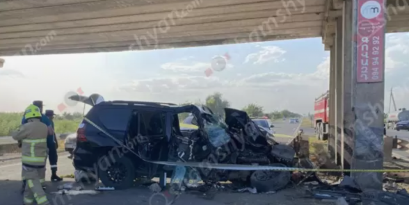 Արարատի մարզում «Lexus»-ը բախվել է երկաթե արգելապատնեշներին, ապա կամրջի բետոնե հենապատին, հայրն ու նրա 3-ամյա դուստրը տեղափոխվել են հիվանդանոց