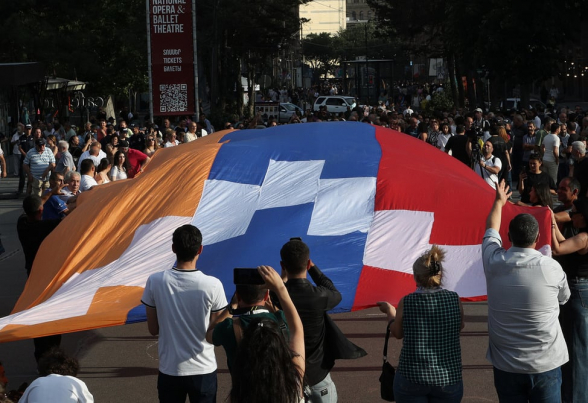 Арцахцы проводят акцию перед зданием правительства (прямой эфир)