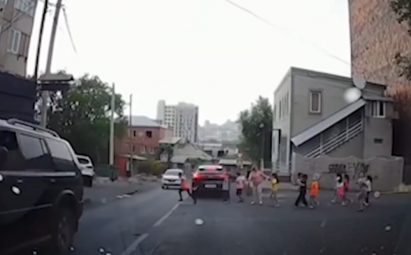 Անթույլատրելի հատվածով երեխաներին փողոցն անցկացրած կնոջ նկատմամբ կազմվել է վարչական իրավախախտման վերաբերյալ արձանագրություն (տեսանյութ)