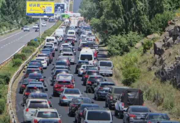 На трассе Ереван-Севан более 2000 автомобилей попали в гигантскую пробку (видео)