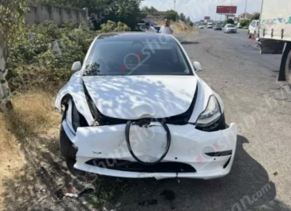 Կոտայքում ոչ սթափ վիճակում գտնվող 35-ամյա վարորդը «Tesla»-ով բախվել է կայանված «Mercedes»-ին, ապա գազատար խողովակին