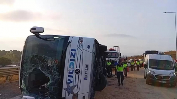 В Турции перевернулся пассажирский автобус: есть погибшие и пострадавшие (видео)