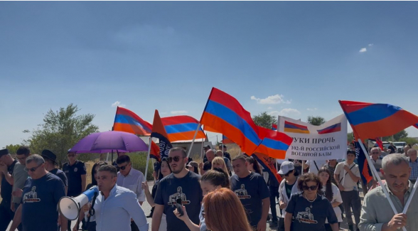 Գյումրիում ռուսական 102-րդ ռազմաբազայի մոտ «Մայր Հայաստանի» ակցիայի մասին 5-րդ ալիքի ռեպորտաժը