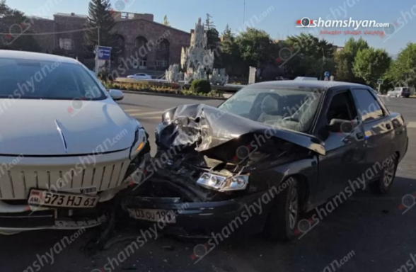 Չարենցավանի քաղաքապետարանի դիմաց բախվել են «Lada»-ն և «Hongqi»-ն․ կան տուժածներ