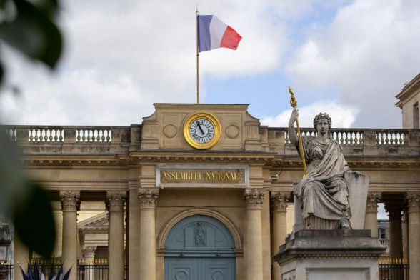 В парламент Франции внесут предложение об отставке Макрона