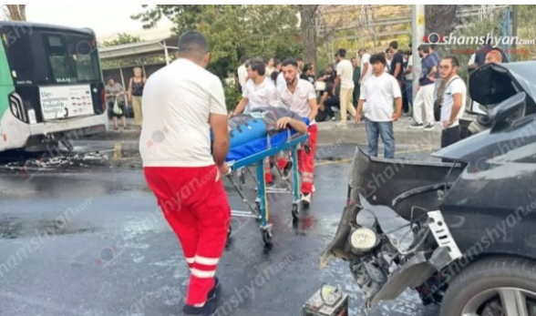 Մյասնիկյան պողոտայում բախվել են 41 համարի ավտոբուսն ու «Toyota Alphard»-ը. կա վիրավոր