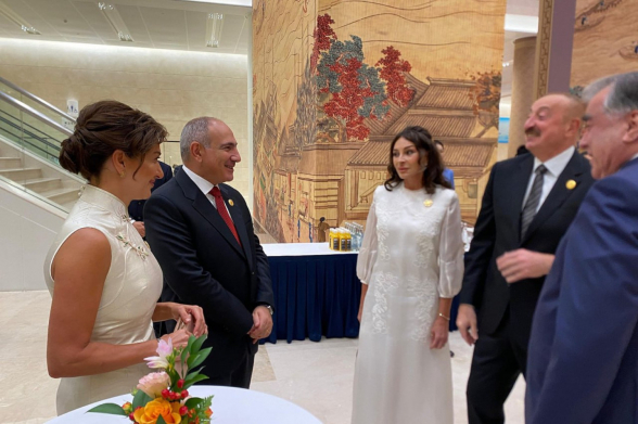 Փաշինյանն ու Աննա Հակոբյանը ջերմ զրուցել են Ալիևի, Էրդողանի և նրանց կանանց հետ (լուսանկար)