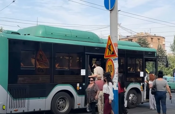 Из-за нехватки места люди выходят из автобуса (видео)