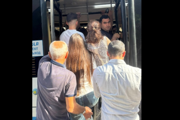 Երևանցին առավոտը սկսում է՝ 40 րոպե կանգառում սպասելով մի ավտոբուսի, որտեղ տեղ չկա