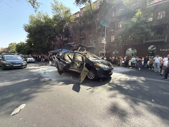 Автомобиль взорвался в центре Еревана (видео)