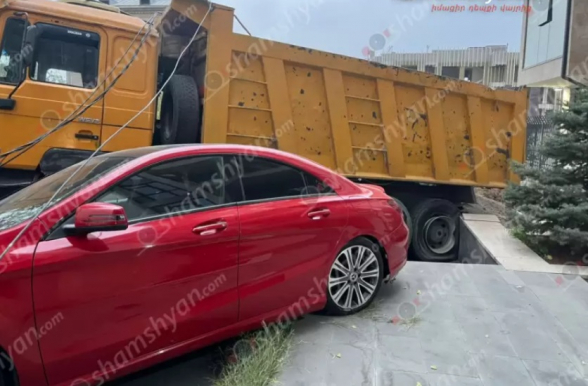 Երևանում հողով բարձված բեռնատարը բախվել է բետոնե էլեկտրասյանը, ապա «Mercedes»-ին և «Volkswagen»-ին