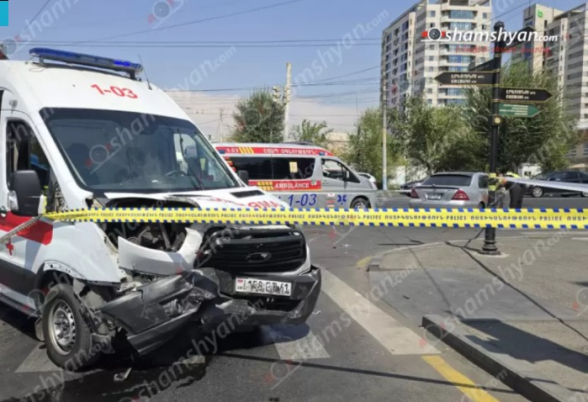 Էրեբունի-Աթոյան փողոցների խաչմերուկում բախվել են շտապօգնության ավտոմեքենան և «Mercedes»-ը