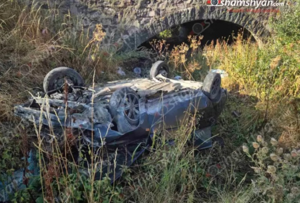 Սպիտակ-Գյումրի ճանապարհին «Լադա»-ն բախվել է կամրջի բետոնե արգելապատնեշներին և գլխիվայր հայտնվել ձորում․ կան տուժածներ