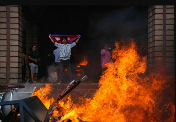 Նեպալում ցուցարարները հրդեհել են նախագահի նստավայրը (տեսանյութ)