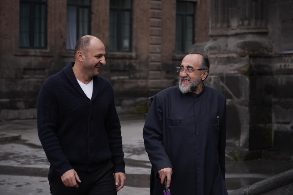 Ширакцам, гюмрийцам не пристало, чтобы глава их епархии находился под арестом – Карен Симонян (видео)