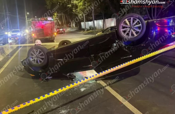 Մյասնիկյան պողոտայում 23-ամյա վարորդը «KIA»-ով բախվել է բաժանարար գոտու բետոնե արգելապատնեշներին և գլխիվայր հայտնվել երթևեկելի գոտում