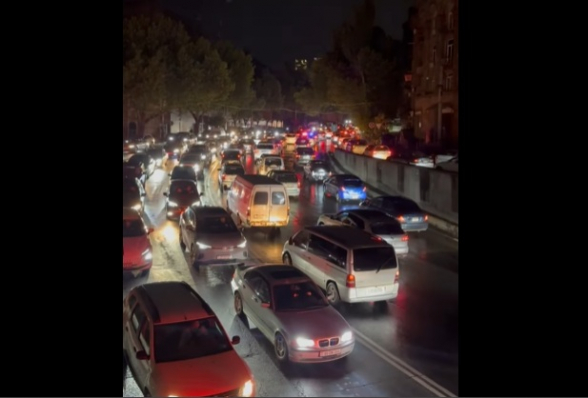 Թեթև անձրև՝ քաղաքը կոլապսի մեջ, բոլոր լուսացույցերը անջատված են ու անկառավարելի վիճակ (տեսանյութ)