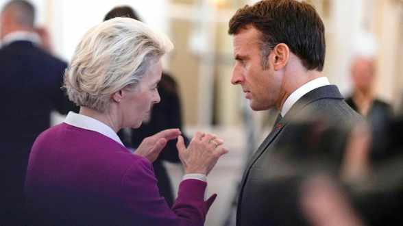 Фон дер Ляйен попала в очередной скандал из-за СМС Макрону