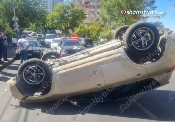 Երևանում «Toyota»-ն բախվել է կայանված «BMW»-ին և գլխիվայր շրջվել. կա տուժած