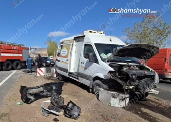 Երևան-Սևան ճանապարհին «Mercedes Sprinter»-ը բախվել է բետոնե արգելապատնեշներին